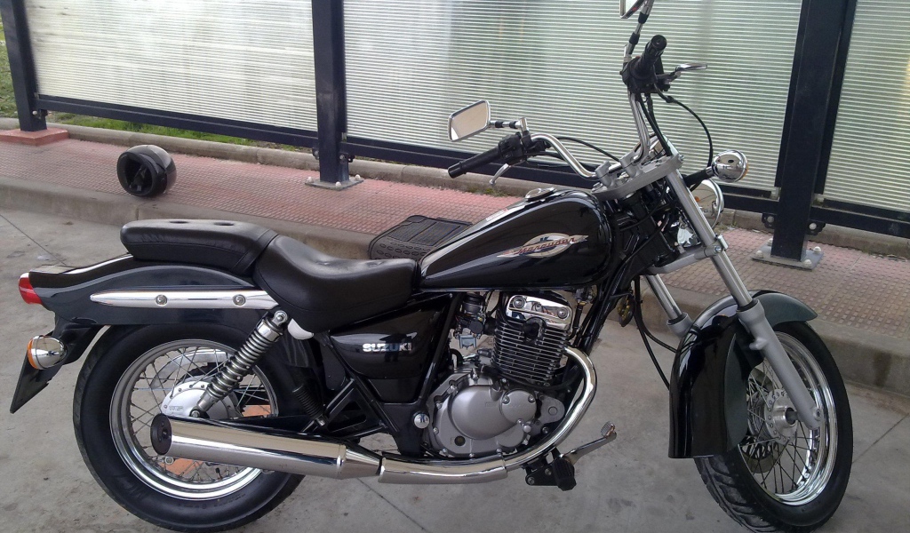 Быстрый мотоцикл Suzuki Marauder 125