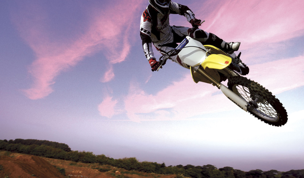 Быстрый мотоцикл Suzuki RM-Z 250