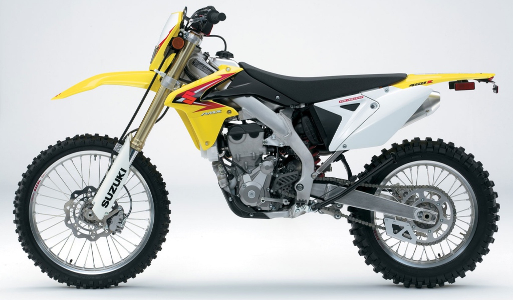 Быстрый мотоцикл Suzuki RMX 450 Z