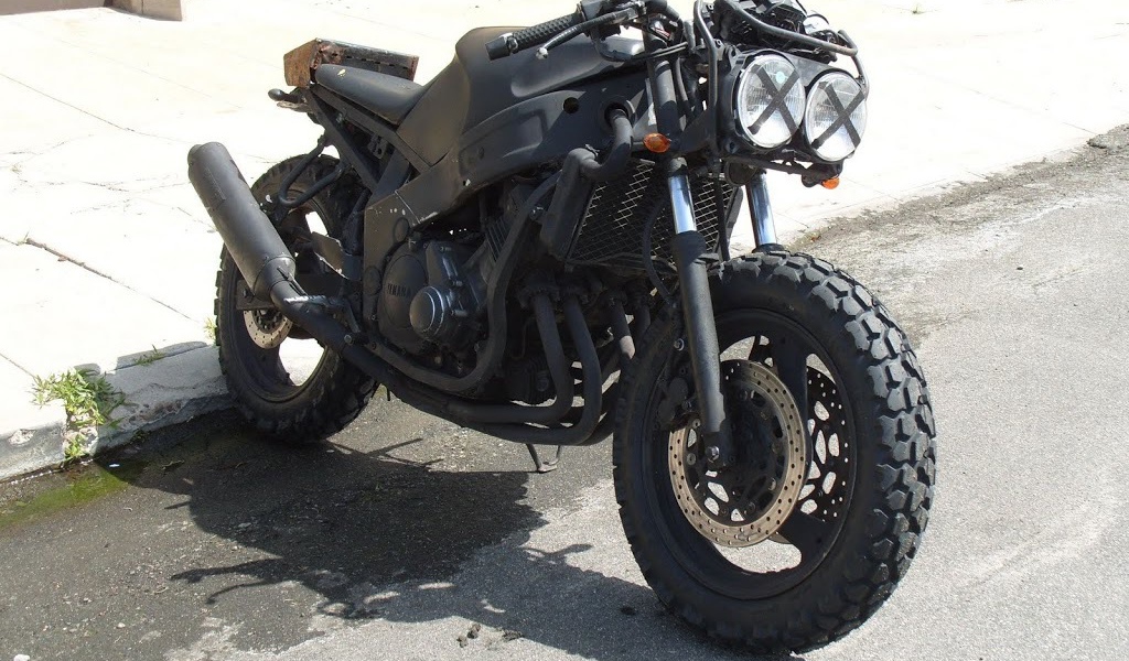 Быстрый мотоцикл Suzuki RV 125