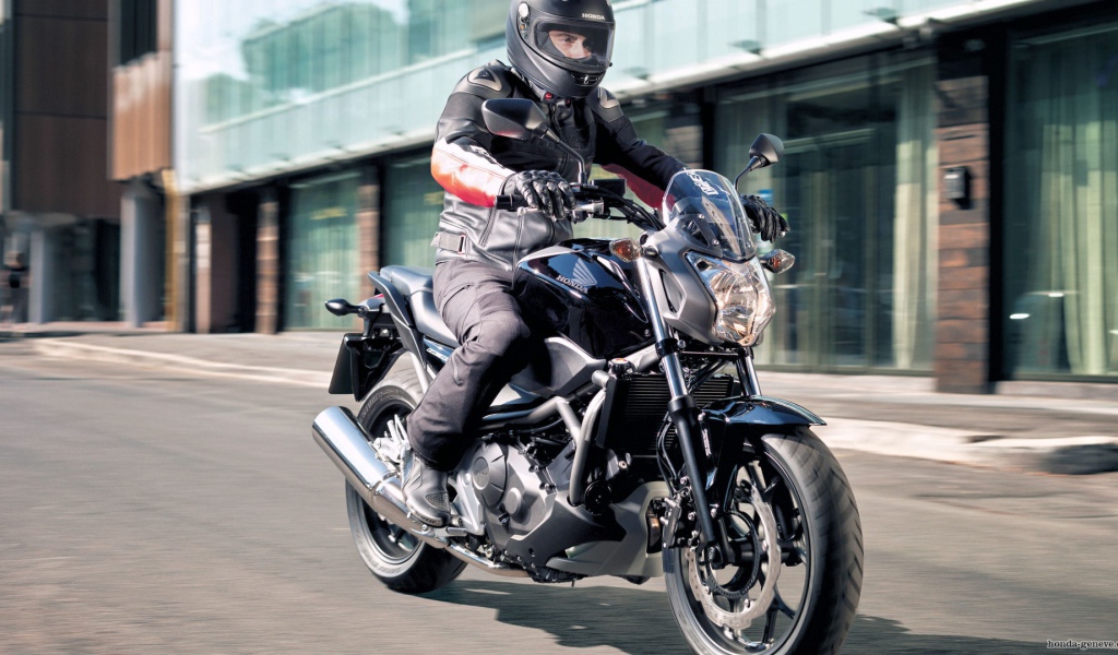 Быстрый мотоцикл Honda NC 700 S