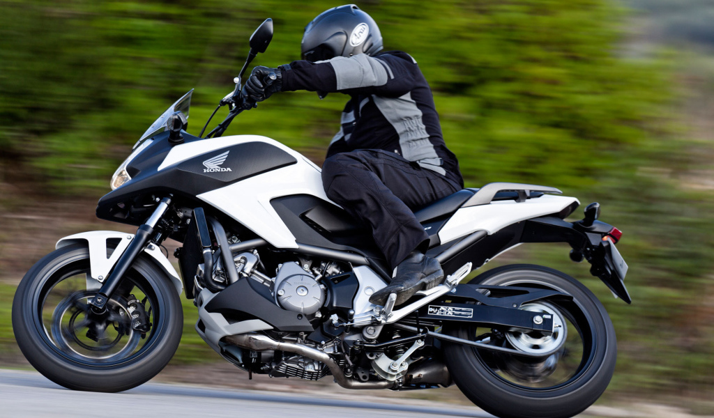 Быстрый мотоцикл Honda NC 700 X