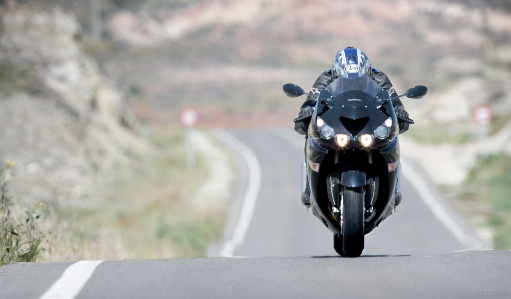 Быстрый мотоцикл Kawasaki ZZR 1400