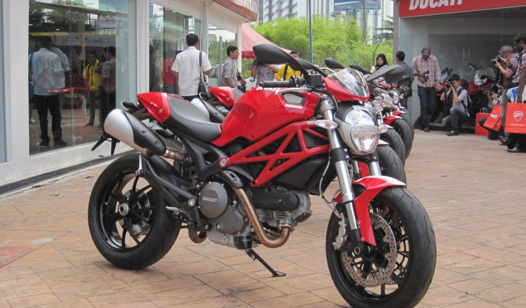 Невероятный мотоцикл Ducati Monster 796 Corse Stripe