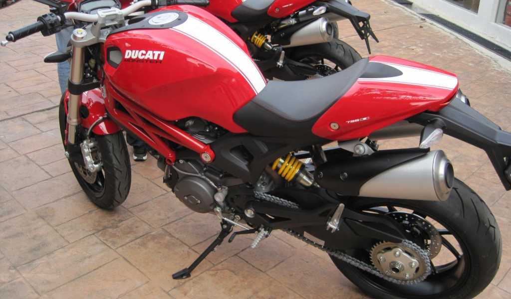 Невероятно быстрый мотоцикл Ducati Monster 796 Corse Stripe
