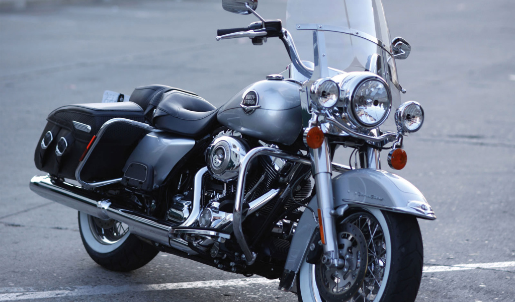 Невероятно быстрый мотоцикл Harley-Davidson Road King Anniversary Edition