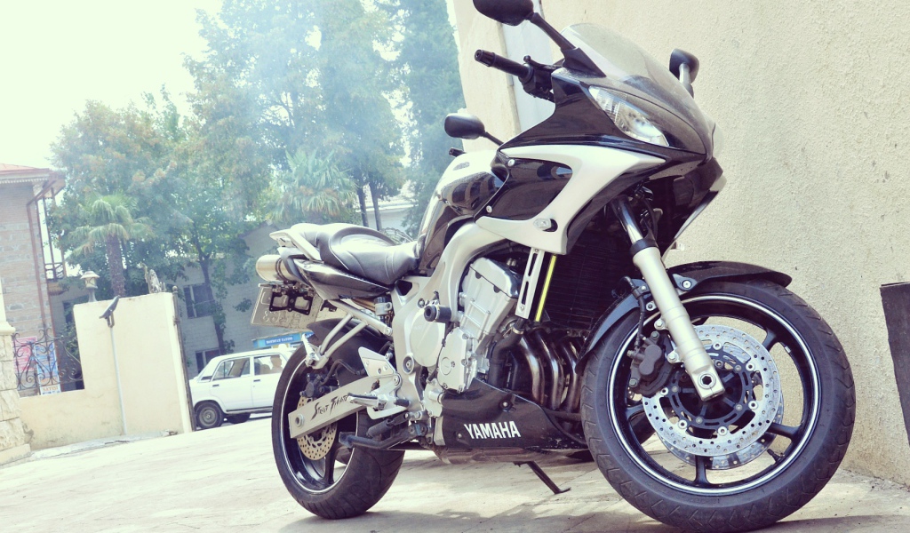 Современный мотоцикл Yamaha