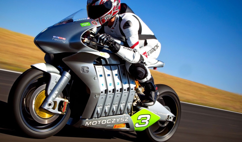 Мотоциклист во время гонки