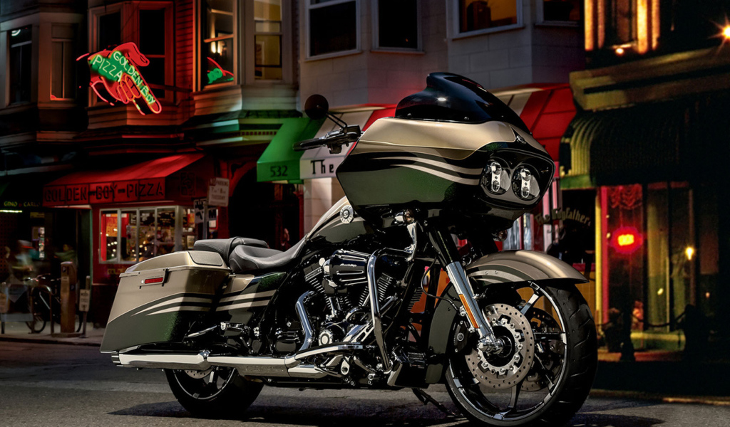Мотоцикл модели Harley-Davidson CVO Road Glide Custom