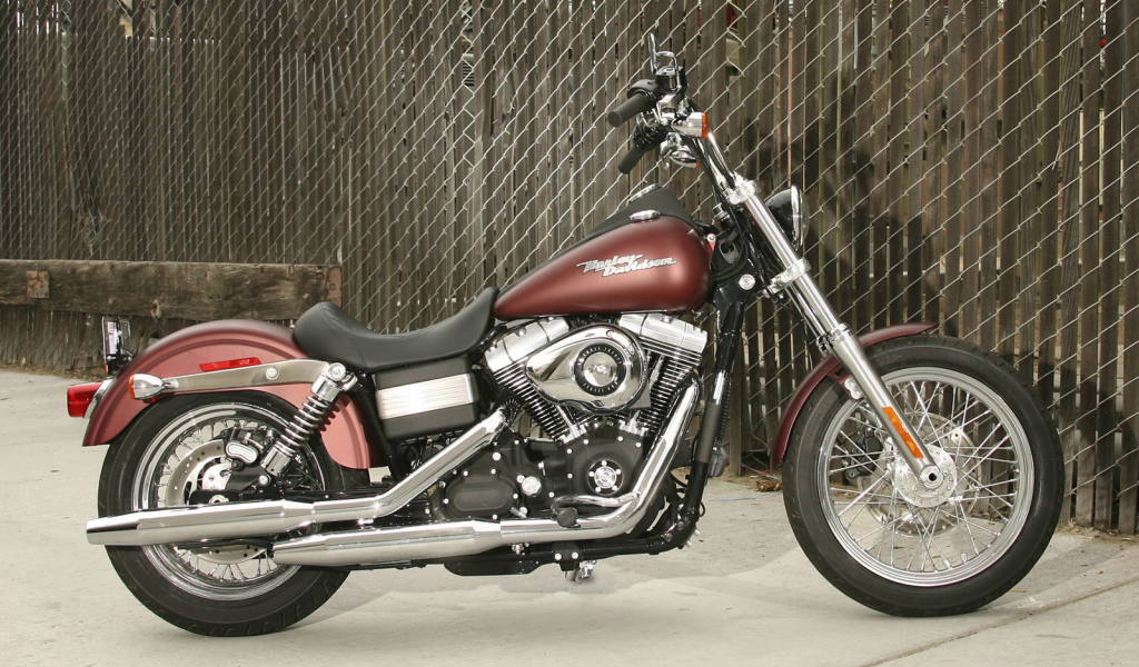 Мотоцикл модели Harley-Davidson Dyna Street Bob