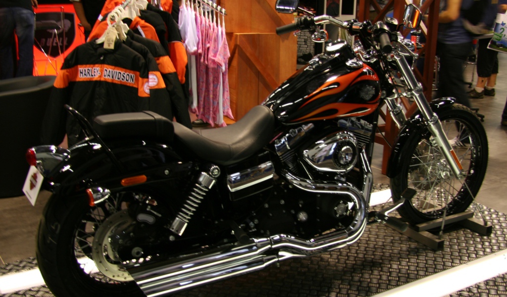 Мотоцикл модели Harley-Davidson Dyna Wide Glide