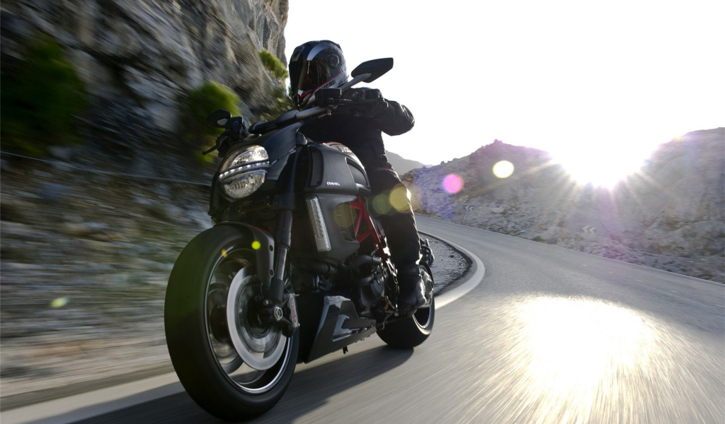 Новый мотоцикл на дороге Ducati Diavel
