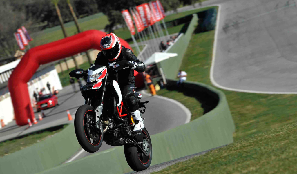 Новый мотоцикл на дороге Ducati Hypermotard SP