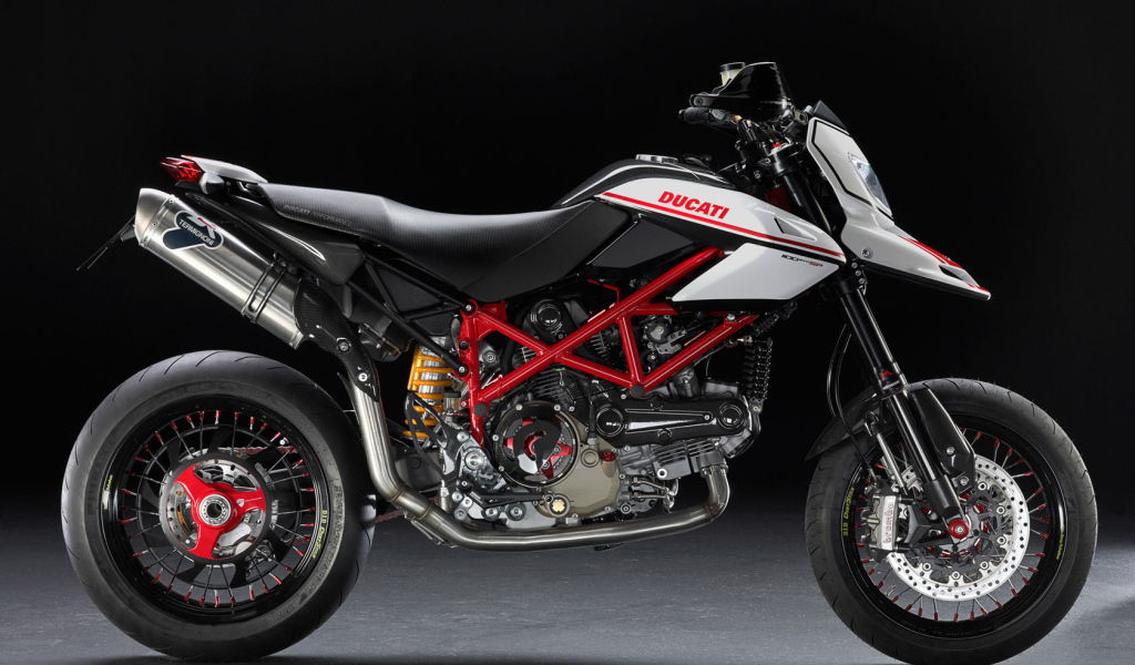 Новый мотоцикл на дороге Ducati Hypermotard