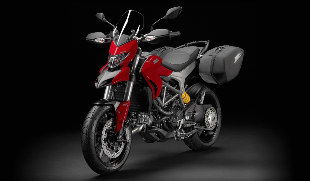 Новый мотоцикл на дороге Ducati Hyperstrada