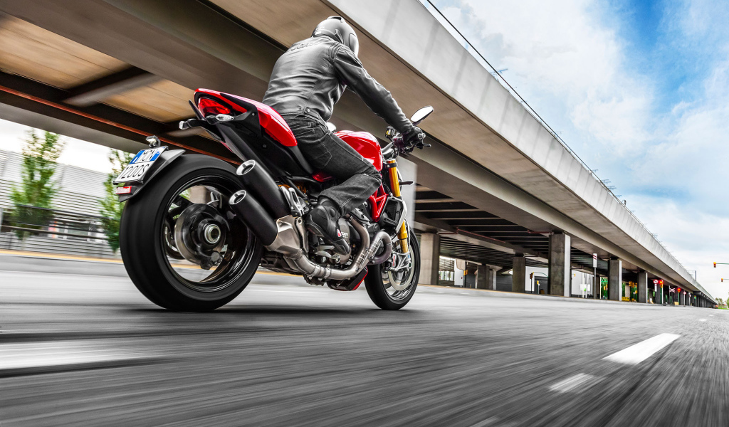 Новый мотоцикл на дороге Ducati Monster 1200