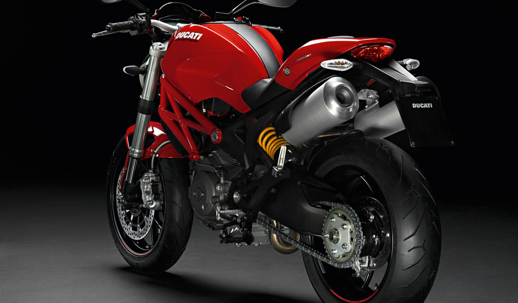 Новый мотоцикл на дороге Ducati Monster 796 Corse Stripe