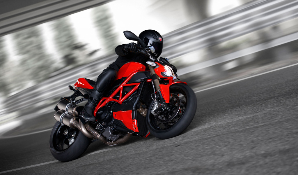 Новый мотоцикл на дороге Ducati Streetfighter 848