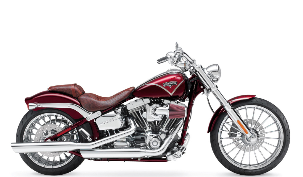 Новый мотоцикл на дороге Harley-Davidson CVO Breakout
