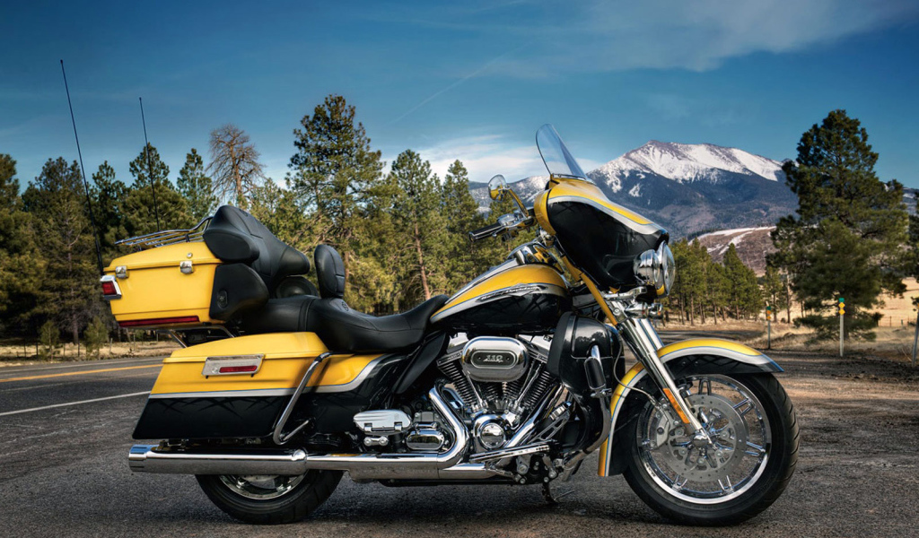 Новый мотоцикл на дороге Harley-Davidson CVO Electra Glide Ultra Classic