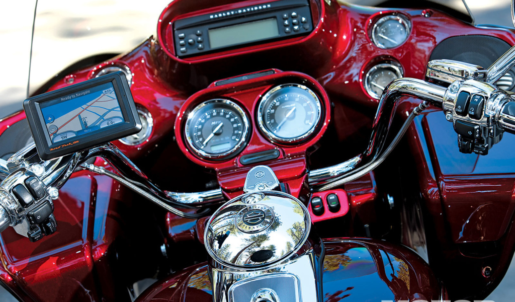 Новый мотоцикл на дороге Harley-Davidson CVO Road Glide Custom