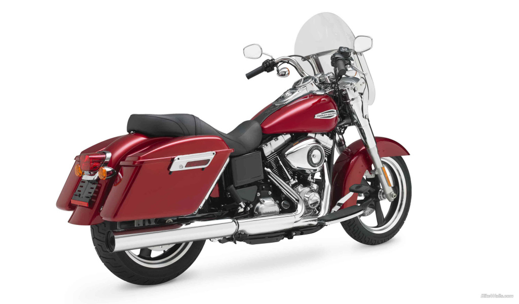 Новый мотоцикл на дороге Harley-Davidson Dyna Switchback