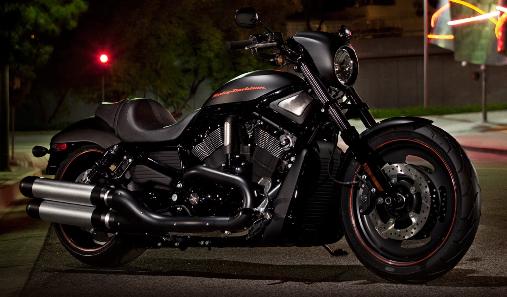 Новый мотоцикл на дороге Harley-Davidson Night Rod Special