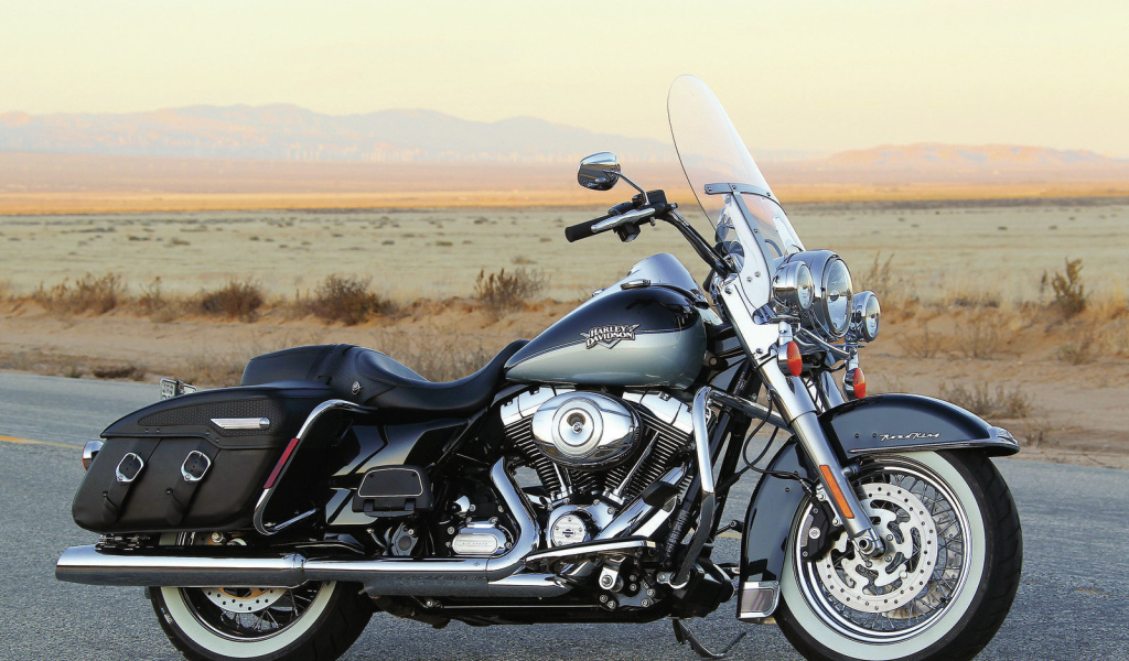 Новый мотоцикл на дороге Harley-Davidson Road King Anniversary Edition