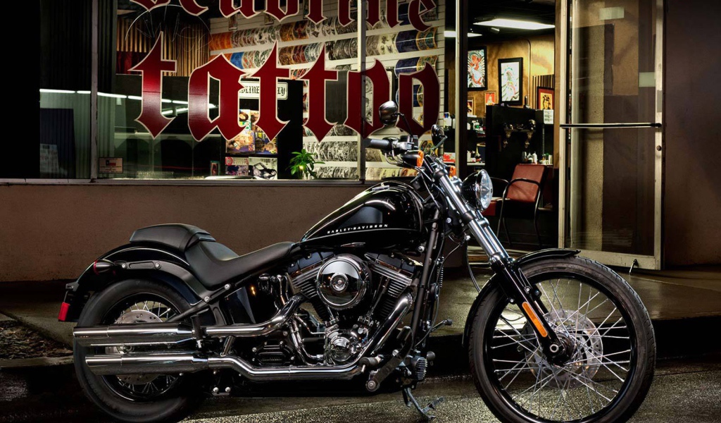 Новый мотоцикл на дороге Harley-Davidson Softail Blackline