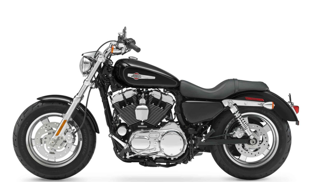 Новый мотоцикл на дороге Harley-Davidson XL 1200C Sportster Custom