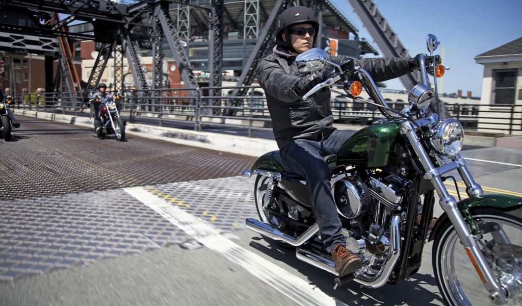 Новый мотоцикл на дороге Harley-Davidson XL 1200V Sportster Seventy-Two