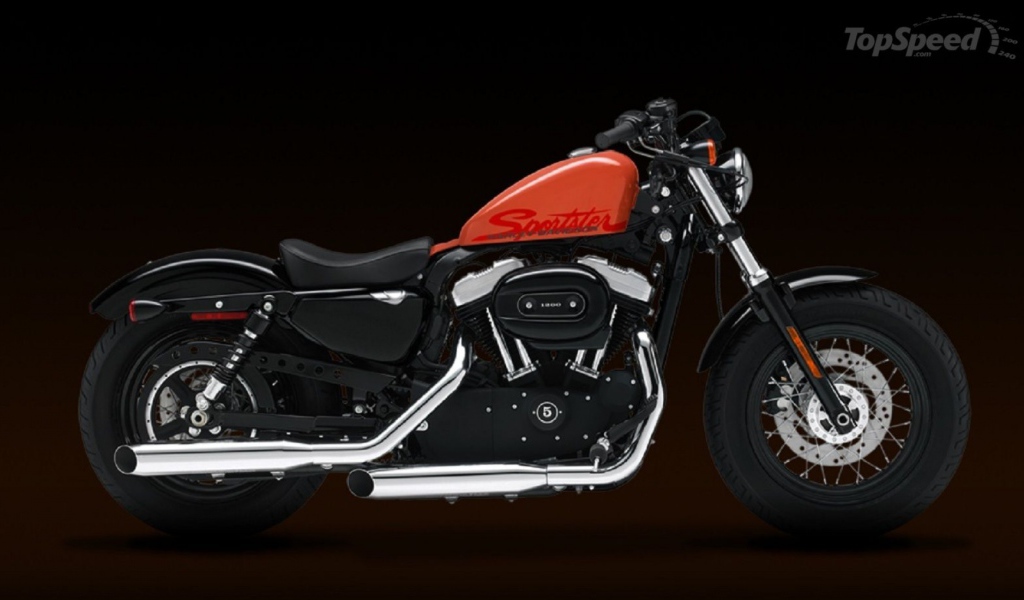 Новый мотоцикл на дороге Harley-Davidson XL 1200X Sportster Forty-Eight
