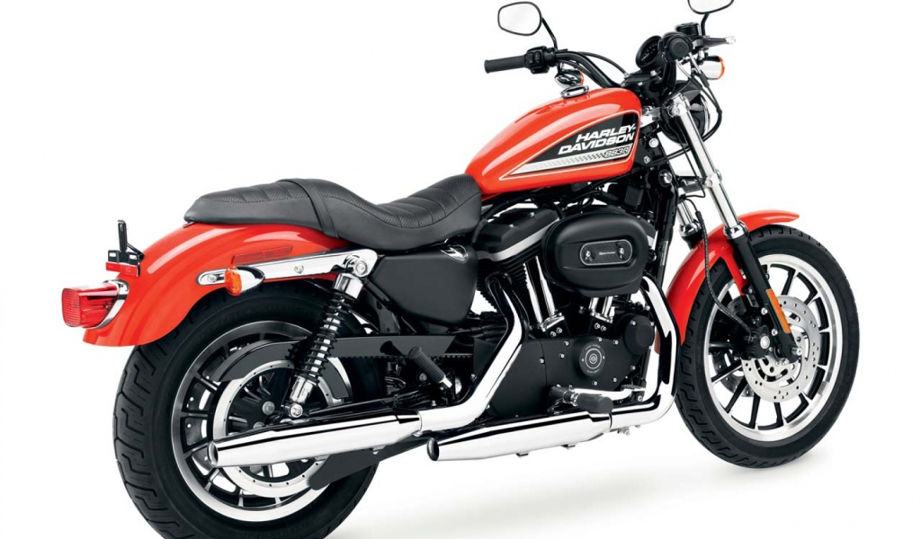 Новый мотоцикл на дороге Harley-Davidson XL 883R Sportster Roadster