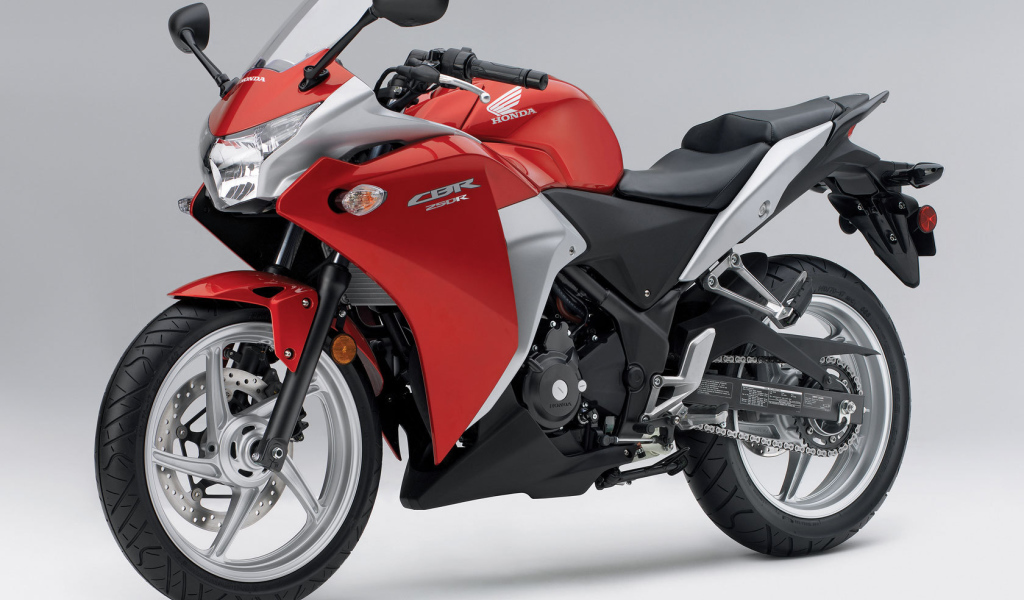 Новый мотоцикл на дороге Honda CBR 250 R