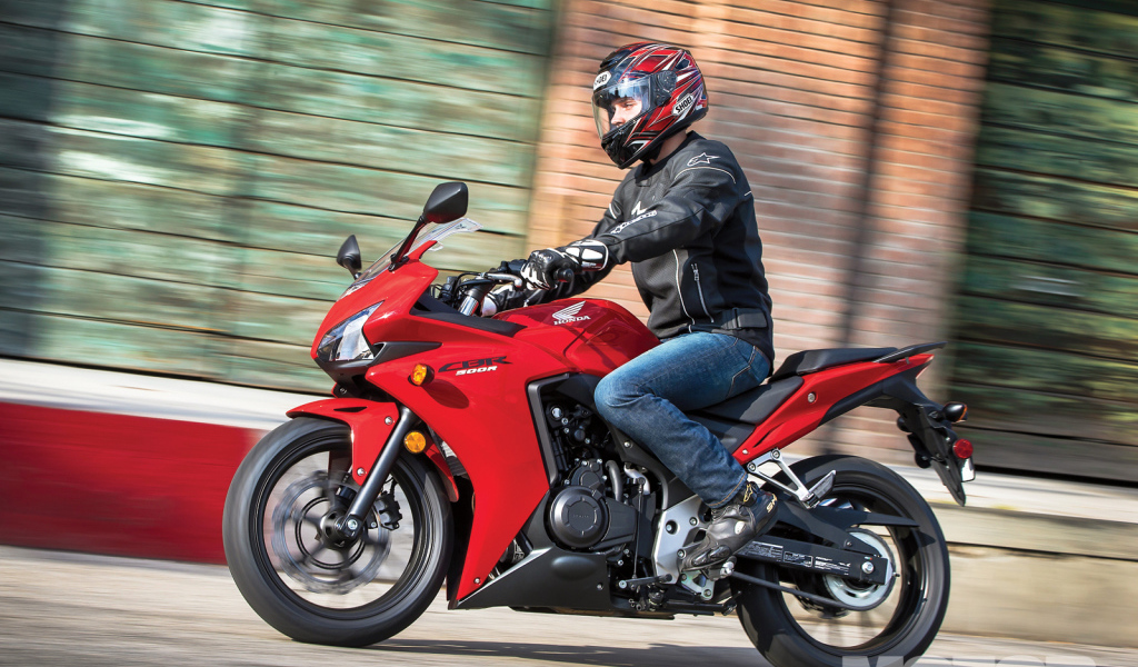 Новый мотоцикл на дороге Honda CBR 500 R