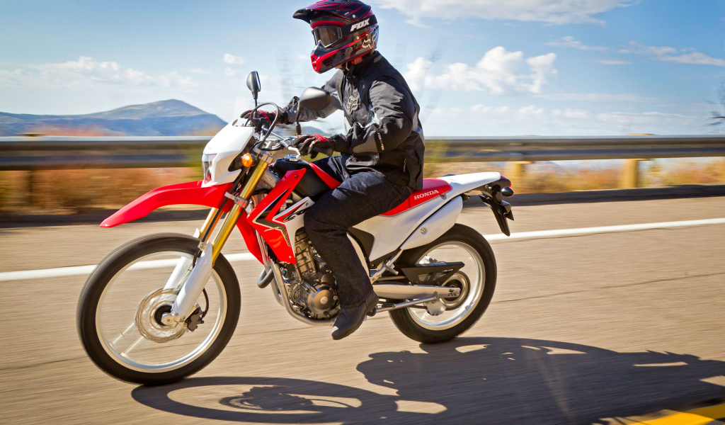 Новый мотоцикл на дороге Honda CRF 250 L