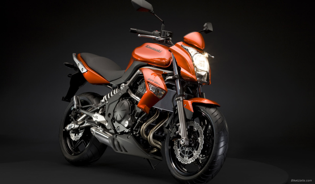 Новый мотоцикл на дороге Kawasaki ER-6n