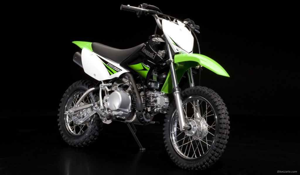 Новый мотоцикл на дороге Kawasaki KLX 110