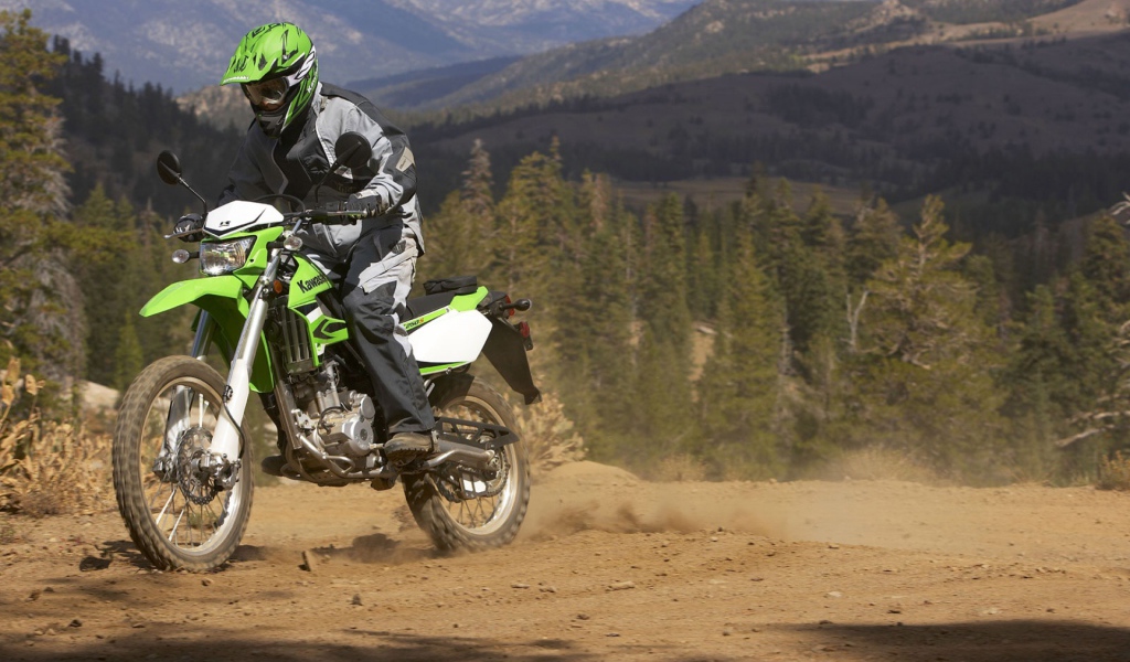 Новый мотоцикл на дороге Kawasaki KLX 250