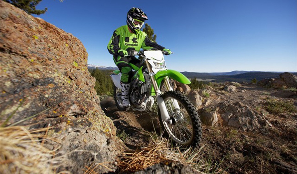 Новый мотоцикл на дороге Kawasaki KLX 450 R