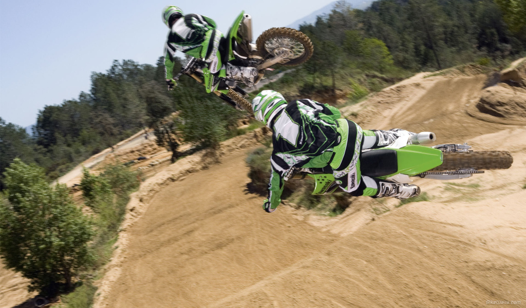 Новый мотоцикл на дороге Kawasaki KX 250 F