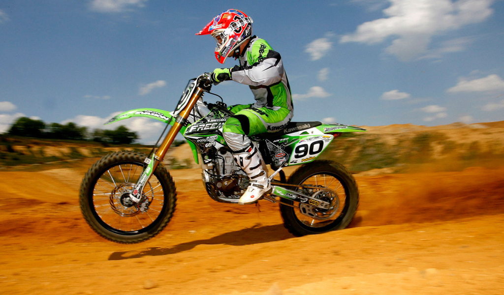 Новый мотоцикл на дороге Kawasaki KX 450 F