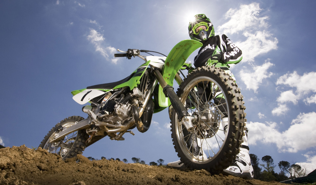 Новый мотоцикл на дороге Kawasaki KX 85-II