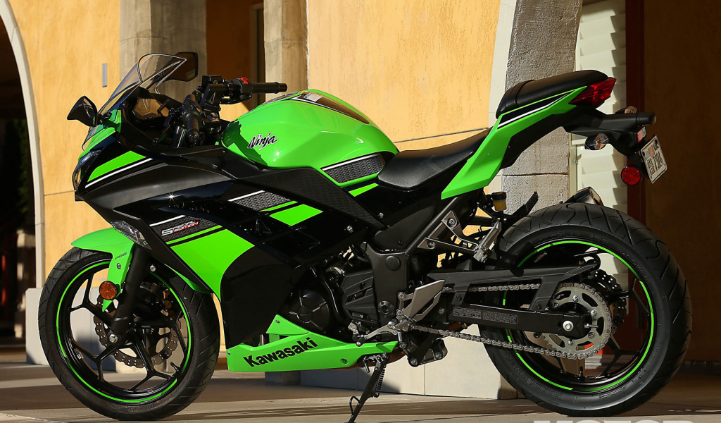 Новый мотоцикл на дороге Kawasaki Ninja 300