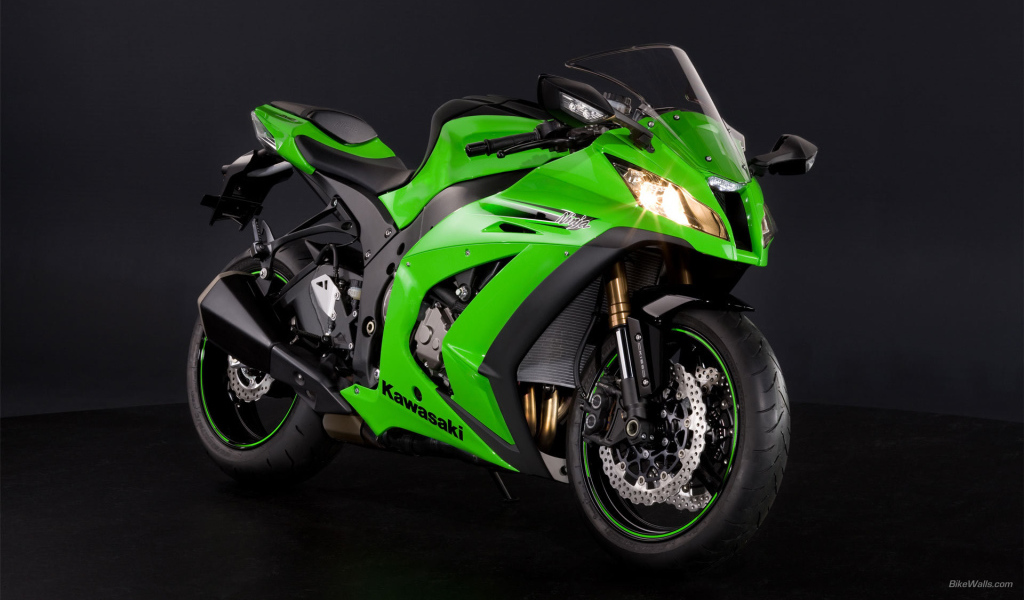 Новый мотоцикл на дороге Kawasaki Ninja ZX-10R
