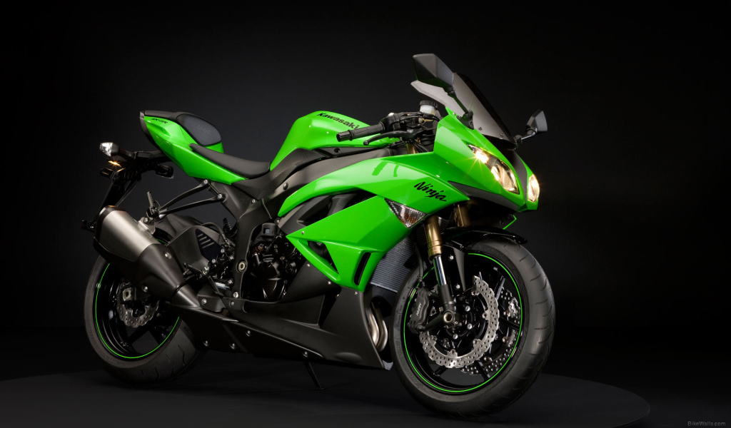 Новый мотоцикл на дороге Kawasaki Ninja ZX-6R