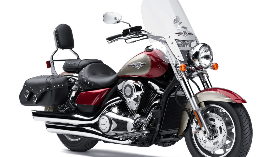 Новый мотоцикл на дороге Kawasaki VN 1700 Classic