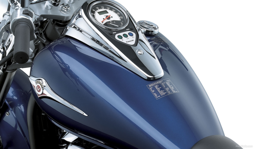 Новый мотоцикл на дороге Kawasaki VN 900 Classic