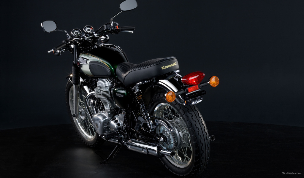 Новый мотоцикл на дороге Kawasaki W 800