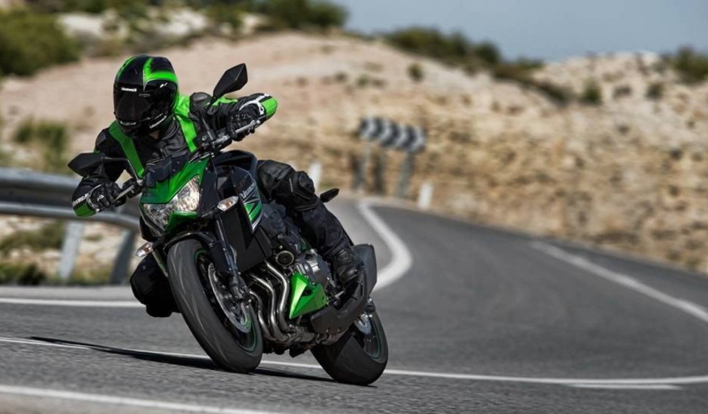 Новый мотоцикл на дороге Kawasaki Z 800
